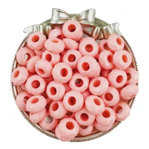 Perles d'abaque facettées en acrylique rose à grand trou détail pour bracelet bijoux DIY.