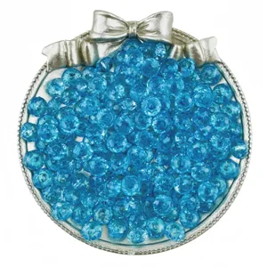Perles acryliques facettées bleues gros plan détail dans plateau argent pour bijoux faits main.