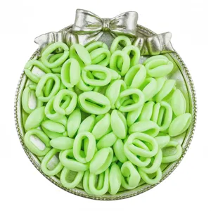 Gros plan détaillé de perles de maillons de chaîne en acrylique vert clair pour accessoires DIY.