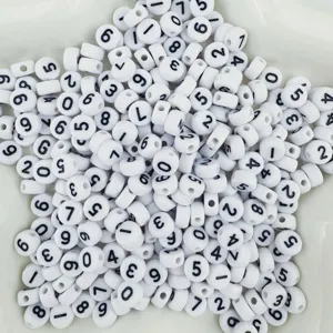 Cuentas de numeros de acrilico blanco 4x7mm con digitos negros para pulseras de la amistad.