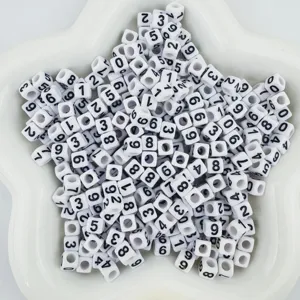 Witte acryl kubus nummer kralen voor DIY sieraden maken, 6x6mm vierkante kralen detailweergave.