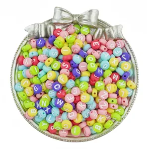 Détail de perles de lettres en acrylique, perles alphabet rondes colorées pour bijoux DIY.