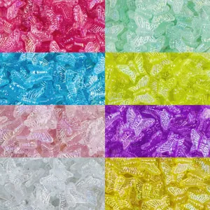 Dettaglio in primo piano di perline farfalla in acrilico colorato per gioielli fai da te.
