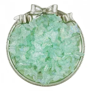 Primo piano dettagliato di perline a farfalla in acrilico iridescente 16x13mm nel vassoio.