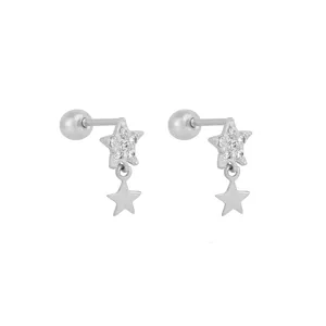 Gros plan détaillé des boucles d'oreilles étoile en argent avec zircone et pendentif.