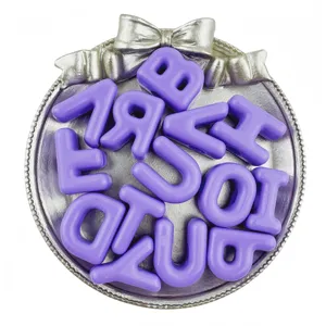 Nahaufnahme von 20mm lila Acryl Alphabet Buchstaben Perlen für DIY handgemachte Schmuck.