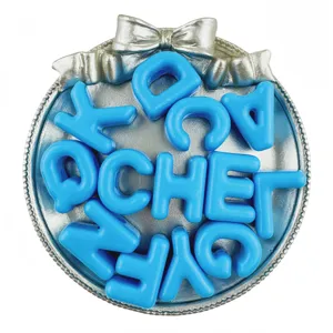 Detailansicht von 20mm Acryl Großloch Buchstabenperlen in Blau für DIY Schmuckherstellung.