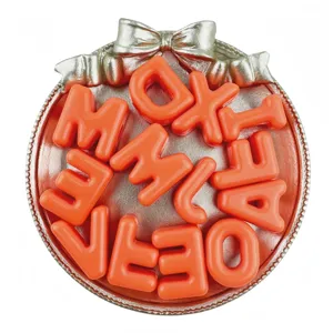 Runder dekorativer Anhänger mit 3D-orangefarbenen Buchstaben und silberner Schleife.