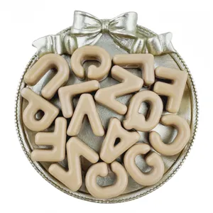Detailaufnahme von 20mm Acryl Großloch Buchstabenperlen für DIY Schmuck und Bastelprojekte.