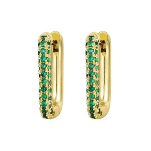 Gedetailleerd overzicht van elegante vergulde oorbellen met sprankelende groene zirconiastenen.