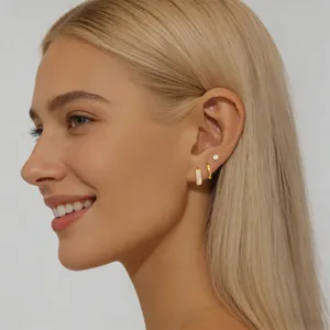 Prachtige koper vergulde zirkonia oorringen set gedragen door model, elegant detailoverzicht.