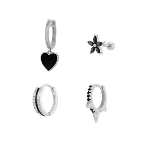 Set de 4 boucles d'oreilles argentées avec pendentif cœur, fleur noire et strass brillants.