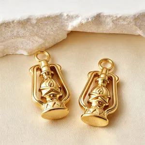 Nahaufnahme goldener Vintage-Laternen-Anhänger, detaillierte Metalltextur für DIY-Schmuck.