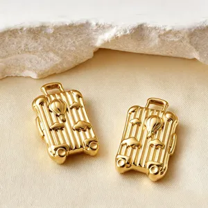 Detailaufnahme eines goldenen Mini-Reisekoffer-Anhängers aus Edelstahl mit Heißluftballon.