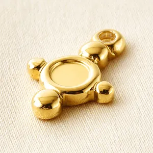 Nahaufnahme Detail der 18k vergoldeten Edelstahl Sonnen Anhänger Lünette Schale für DIY Schmuck.