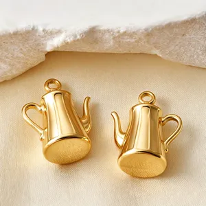 Goldene 316 Edelstahl Teekanne Anhänger Detailansicht, ideal für DIY Schmuckherstellung.