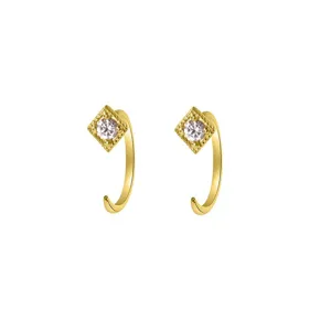 Vue rapprochée détaillée du manchon d'oreille en or zircon, bijoux minimalistes élégants.