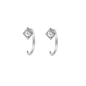 Vue détaillée des pinces d'oreilles en argent et zircone, design chic et minimaliste femme.