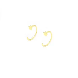 Vue détaillée de mini boucles d'oreilles dorées en forme d'étoile pour femmes chic.