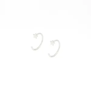 Boucles d'oreilles étoile argentées minimalistes vue détail, bijoux mode chic et élégants.