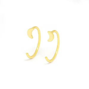 Boucles d'oreilles croissant de lune dorées design moderne minimaliste bijoux mode élégants