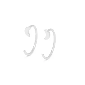 Vue détaillée des boucles d'oreilles manchette en argent croissant de lune élégant.