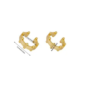 Goldene C-förmige Ohrklemmen mit Perlenakzenten, schicke minimalistische Ohrringe Damen.