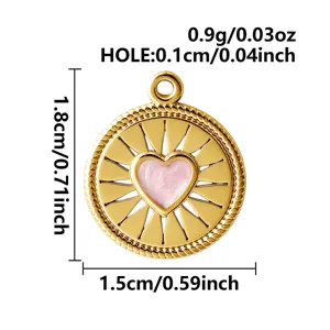 Dettaglio pendente cuore in smalto acciaio inossidabile con design sole dorato e misure.