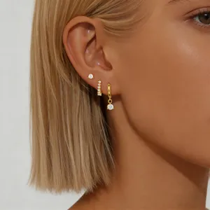 Conjunto de pendientes de diamante dorados para mujer, elegantes manguitos y tuercas detalle.