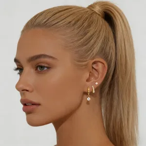 Set de pendientes dorados con aros y elegantes piedras brillantes de circonita para mujeres.