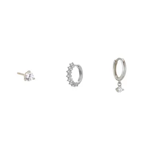Set de pendientes de circonita plateados con perno, aros pavimentados y dije principal.