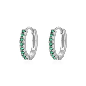 Zilveren huggie oorringen gedetailleerd met groene zirkonia stenen voor dames.