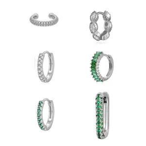 Gedetailleerd overzicht van modieuze zilveren zirkonia oorringen en oor manchet sieraden set.