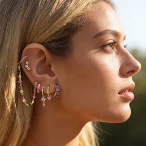 Detailansicht des 6-teiligen bunten Zirkonia Ohrring-Sets, trendiger Modeschmuck zum Stapeln.