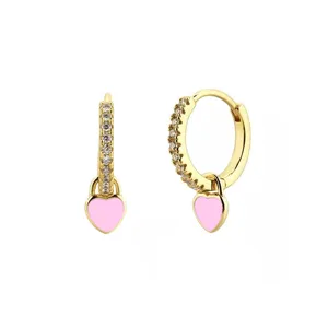 Vergoldete Creolen mit glitzerndem Zirkonia und süßem rosa Herzanhänger für stilvollen Alltagsschmuck.