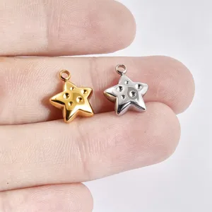 Edelstahl gepuffter Stern Anhänger, Mini 3D Stern Charms für Schmuckherstellung Detailansicht.