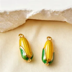 Detailopname van vergulde geëmailleerde maishangers, perfect voor creatieve DIY sieraden.
