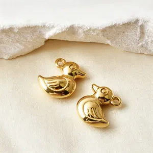 Gros plan détail de pendentifs canard 3D plaqués or 18k pour fabrication de bijoux et accessoires.