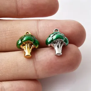 Detailopname roestvrijstalen broccoli bedel, groene emaillen groente hanger voor DIY sieraden.