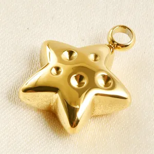 Nahaufnahme des goldenen Stern Anhängers aus Edelstahl mit feinen Oberflächendetails und Öse.