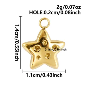 Detailansicht des goldenen Edelstahl Sternanhängers mit präzisen Maß- und Lochangaben.