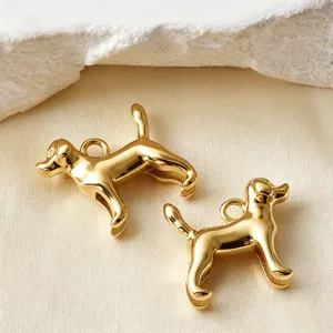 Vue rapprochée du pendentif chiot plaqué or, idéal pour la création de bijoux DIY élégants.