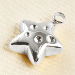 Edelstahl Stern Anhänger Detailansicht mit glänzendem Metallglanz und hohlem Design.