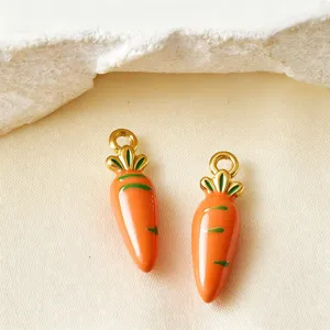 Gedetailleerde close-up van schattige oranje wortel emaille roestvrij staal DIY sieraden hangers.
