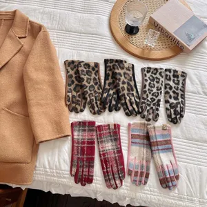 Detailansicht von stilvollen Karo- und Leoparden-Winterhandschuhen aus warmem Wollmaterial