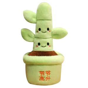 Lindo peluche de bambú verde en una maceta con cara sonriente y texto chino bordado