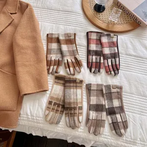 Detailansicht von Retro-Wollkarohandschuhen in vier Farbvarianten für Herbst-Winter