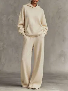 Gesamtansicht eines gemütlichen, cremefarbenen Oversized-Hoodies und einer weiten Hose