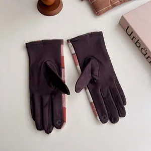 Detailansicht brauner Winterhandschuhe mit Vintage-Karomuster auf beigem Tisch