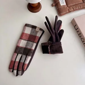 Nahaufnahme von Retro-Plaid-Wollhandschuhen mit floralen Touchscreen-Stickereien.